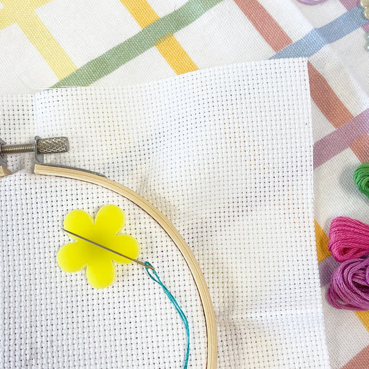 cute yellow daisy needle minder